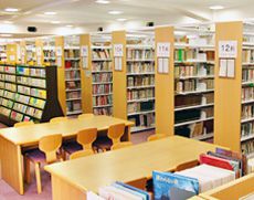 多大な蔵書をPCで蔵書検索できる図書室