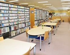 新聞や雑誌も多くそろえている図書室
