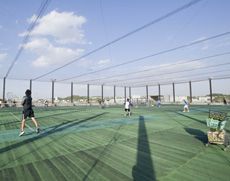 体育館の屋上に作られたテニスコート