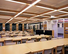 広い学習スペースが確保された図書室