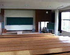 学年全体の人数を収容できる視聴覚教室
