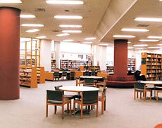 私立中高では最大規模の図書館