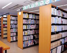 静かとは違うアットホームな図書室
