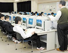 1人1台のPCが用意された情報教室
