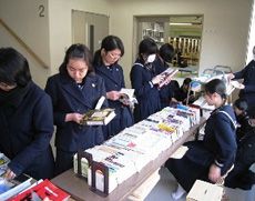 生徒から回収した本などを売る古本市
