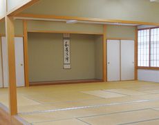 茶道、礼儀作法を学ぶ52畳の和室