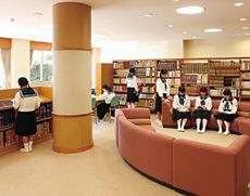 豊富な図書を取り揃えている学生ホール
