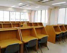 放課後には教員が常駐する自習室