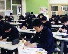 創作意欲をかきたてるアトリエ風の美術室