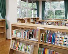 落ち着いて読書ができる中学生用図書室