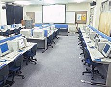 全120台のPCが導入された情報処理室