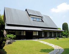 本館とは対照的な純和風建築の敦照殿
