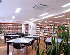 明るく静かな空間が保たれた図書館