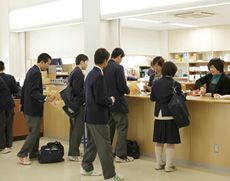 学用品やパンなどを購入できる購買
