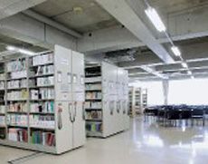書架が電動で動く省スペースの図書室