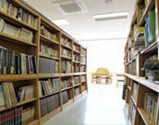 吹き抜けのある明るい広々とした図書室
