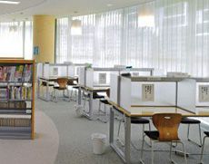 自習室が併設された静かな図書室