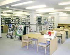 様々な場面で生徒に利用される図書室
