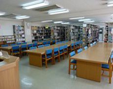 生徒の学習に大きく貢献する図書室