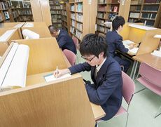 図書館と自習室を兼ねた自学センター
