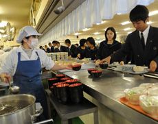 全校生徒が着席できるカフェテリアつつじ
