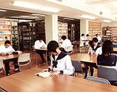 豊富な書籍をそろえた図書館
