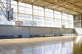 太陽の光が多く射し込み明るい体育館