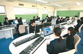 最新の外部機材が整った情報教室