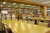 広い空間で落ち着いた図書館