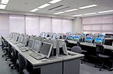 機種の違う2つのパソコンルーム
