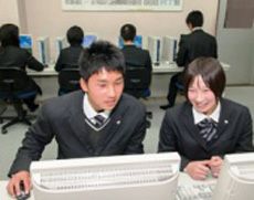 実践的なスキルを学ぶコンピュータ教室
