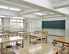 綺麗な机でやる気も出る美術室