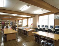 学習をサポートする要素を詰めた図書室
