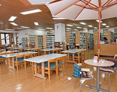 自習する空間として利用できる図書室