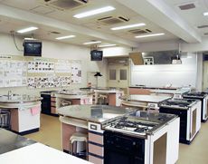 多機能な調理台を設置した家庭科教室