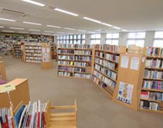 町の図書館にも負けない設備の図書館
