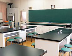 4階建ての理科専用の校舎理科館