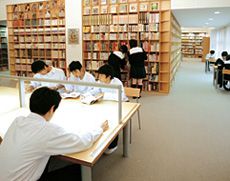 文学書から専門書、雑誌まで揃えた図書室
