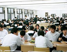 メニュー豊富で500人を収容できる食堂