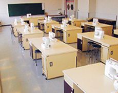 染色の実習も行っている家庭科室