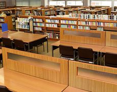 約25,000冊の本が並ぶ図書館