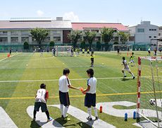 全面人工芝に張り替えたグラウンド