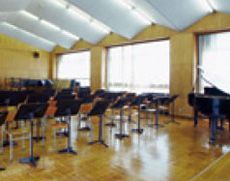 豊富な種類の楽器を多数保有する音楽室