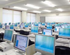 パソコン技術を習得するコンピュータ室