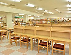 書籍の種類も幅広く揃っている図書館
