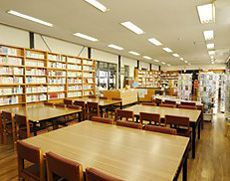 たくさんの書物に囲まれた図書室
