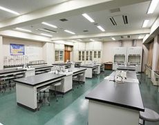 多用途に対応する化学・物理・生物室