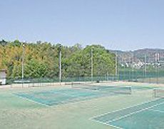 豊かな緑に囲まれた人工芝テニスコート