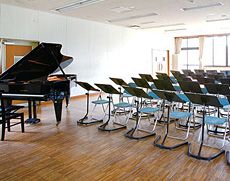 感性を育む音楽教育を重視した音楽室