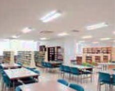 およそ6教室分の広さを確保した図書館